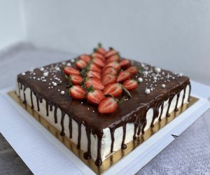 Kohupiima-toorjuustutort marjadega