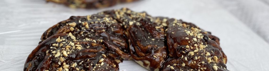 šokolaadikringel šokolaaditükkide, rosinate ja pähklipuruga