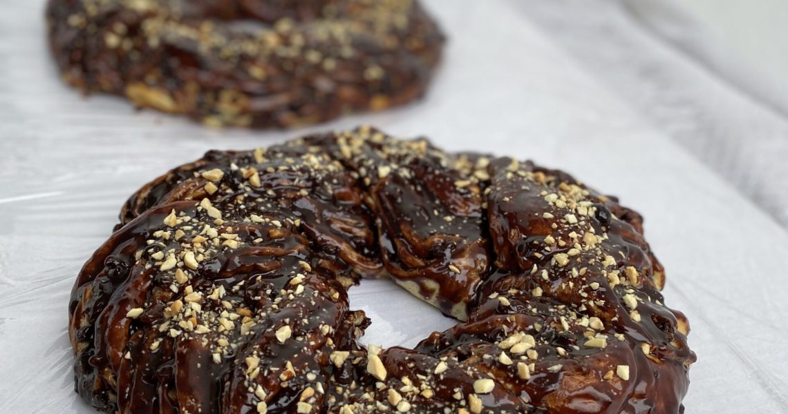 šokolaadikringel šokolaaditükkide, rosinate ja pähklipuruga