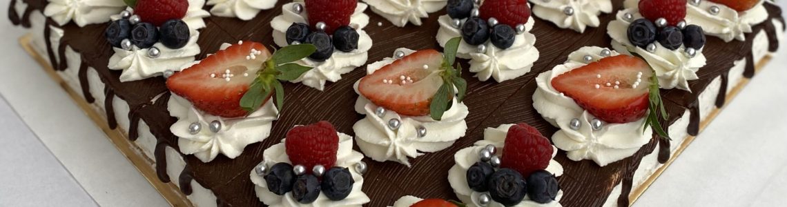 kohupiima-toorjuustu biskviit tort marjadega