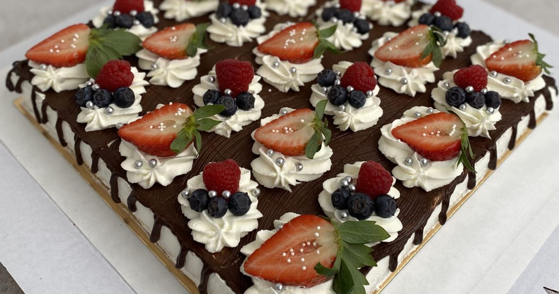 kohupiima-toorjuustu biskviit tort marjadega